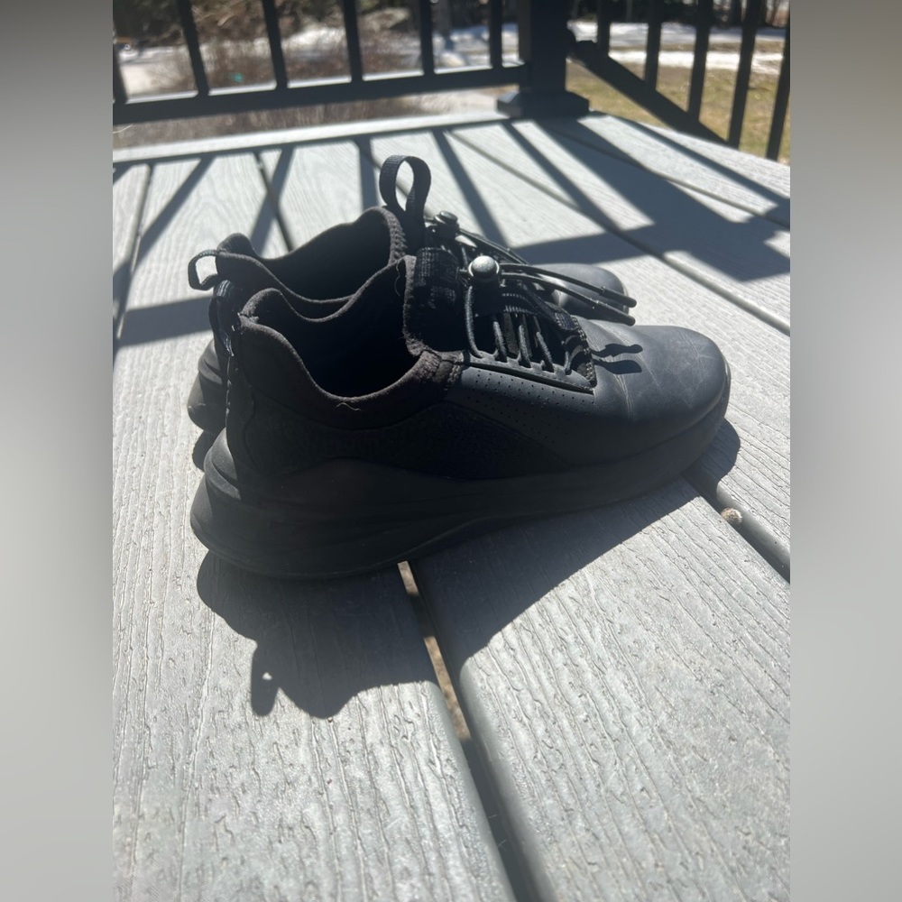 Clove Women’s All Black Shoe